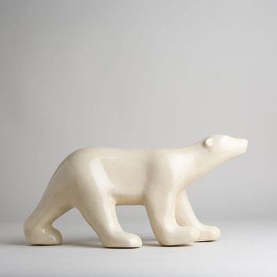 sculpture en céramique blanche représentant un ours polaire sur fond gris
