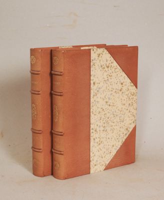 un livre posé sur une table