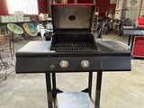 une photo d'un barbecue dans un garage, avec une table et des chaises