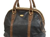 une image représentant un sac à main noir et marron sur fond blanc