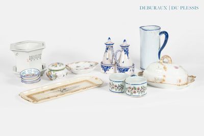 une table blanche garnie de vaisselle et de vases bleus et blancs