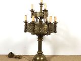 un grand candélabre en laiton surmonté de cinq bougies