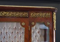 Vitrine sur pieds en bois de placage satiné. (photo 3)