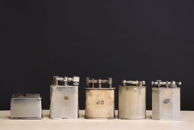 quatre flacons en argent alignés sur une table