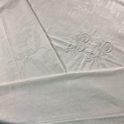 un gros plan sur une nappe blanche ornée d'un motif