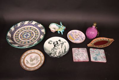 Lot de céramique composé d'une grande assiette décorative, d…