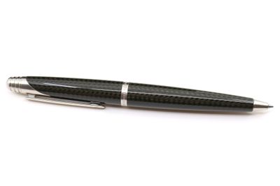 un gros plan d'un stylo posé sur une surface blanche