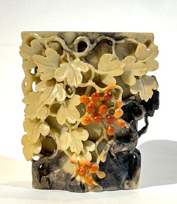 un vase orné d'un bouquet de fleurs