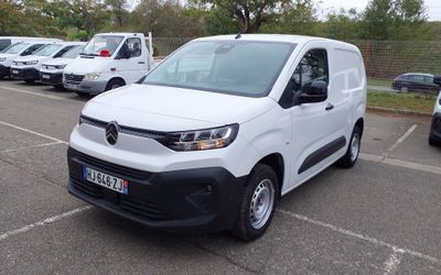 une camionnette blanche garée dans un parking