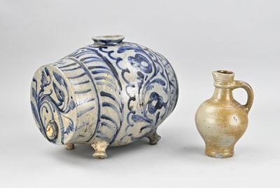 deux vases posés l'un à côté de l'autre sur une table