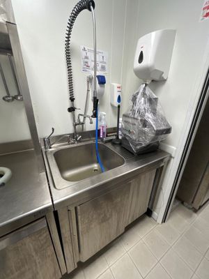 un évier et un robinet dans une petite pièce