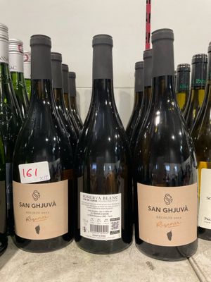 plusieurs bouteilles de vin sont alignées sur un comptoir