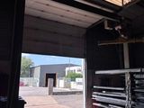 une photo d'un garage rempli de matériel