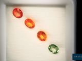 trois pierres précieuses de couleurs différentes dans une boîte blanche