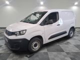 la camionnette blanche est garée sur un sol carrelé en damier