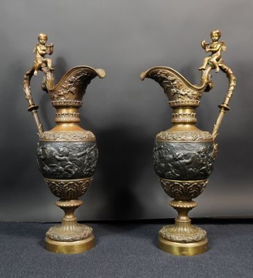 paire de vases anciens en laiton et en bronze ornés de figures