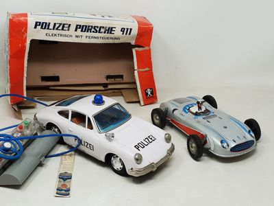 2 voitures en tôle : BANDAI, Porsche 911 Polizei filoguidée,…