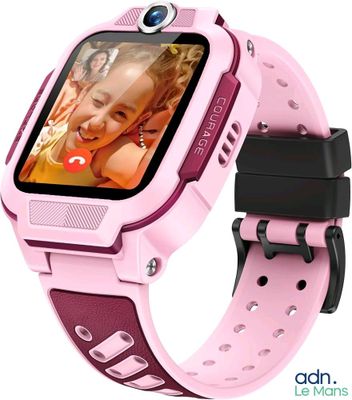 une montre connectée rose sur laquelle figure l'image d'une fille