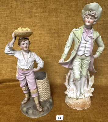 deux figurines d'un homme et d'une femme debout l'un à côté de l'autre