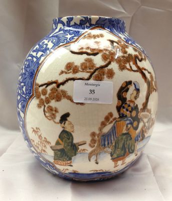 un vase bleu et blanc avec la photo d'une femme dessus
