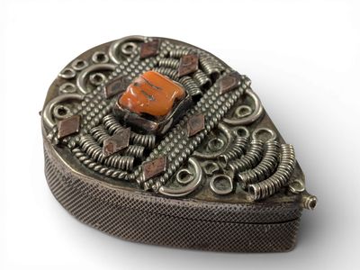 Petite boite en argent 800 milièmes, sertie d'une petite pierre rouge. - Photo 1