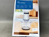 un carton contenant un robot ménager posé sur un plan de travail