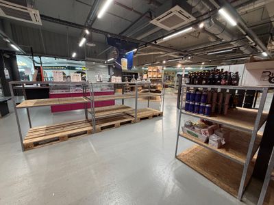 un magasin dont les rayons sont remplis de bouteilles de vin