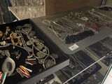 une vitrine contenant de nombreux types de bijoux différents
