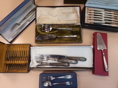 plusieurs types d'argenterie sur la table