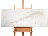 un chevalet sur lequel est posée une carte, sur fond blanc