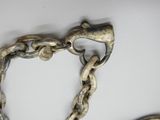 une chaîne en argent munie d'un fermoir en forme de cœur