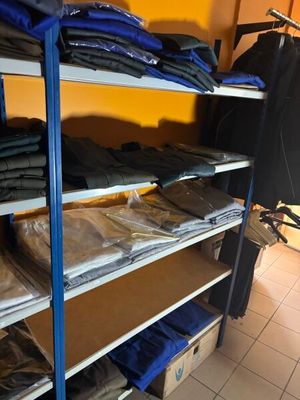 beaucoup de vêtements sur les étagères de la pièce