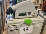 une ponceuse à cordon verte et blanche posée sur une table