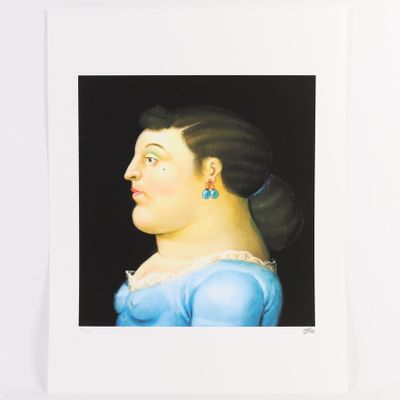une photo d'une femme en robe bleue