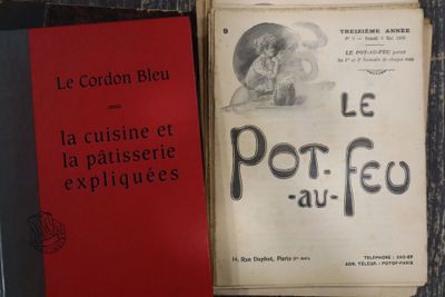 deux livres posés l'un à côté de l'autre sur une table en bois