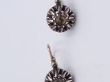 une paire de boucles d'oreilles ornées d'un motif floral