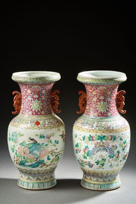 paire de vases chinois ornés d'oiseaux et de fleurs sur fond noir