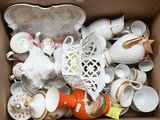 une boîte remplie de tasses à thé, de soucoupes et de théières