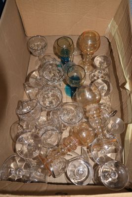 une boîte remplie de verres à vin vides posée sur une table