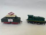 deux petits trains assis l'un à côté de l'autre sur une surface blanche