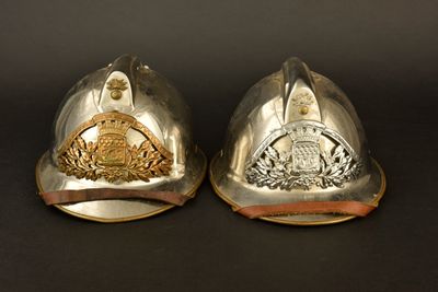 deux casques posés l'un à côté de l'autre
