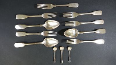 six fourchettes et cuillères disposées en cercle sur une surface noire