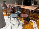 des tables et des chaises dans un restaurant au sol carrelé de carreaux jaunes et blancs