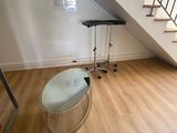 une table basse en verre au milieu du salon