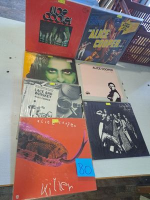 un grand nombre de disques sur une table dans une pièce
