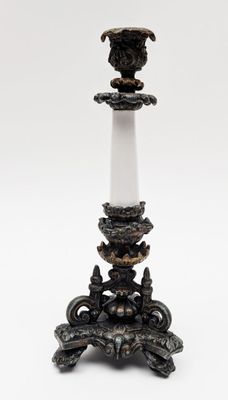 FLAMBEAU en métal laqué blanc et bronze, à décor végétal.