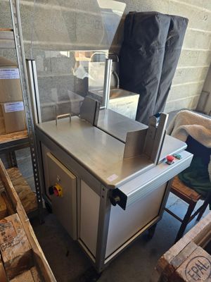 une machine posée sur un chariot dans un entrepôt