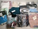 un tas de vêtements posés sur une table