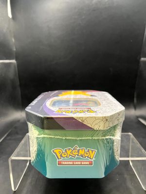 une boîte de cartes à collectionner Pokémon posée sur une table