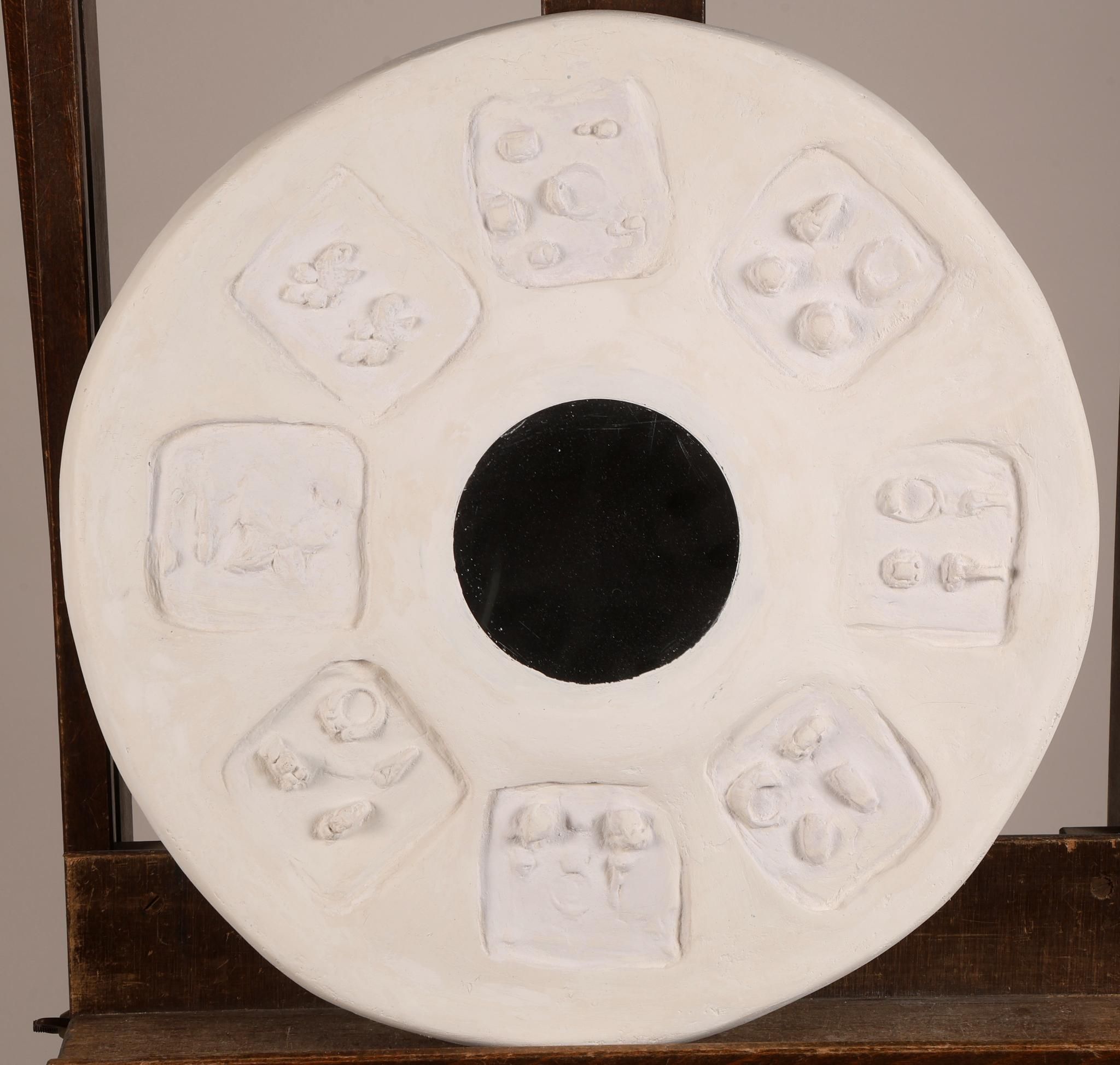 Christine VERCHERE. Miroir de forme circulaire entourage en plâtre travaillé en bas relief. Diam.: 43 cm